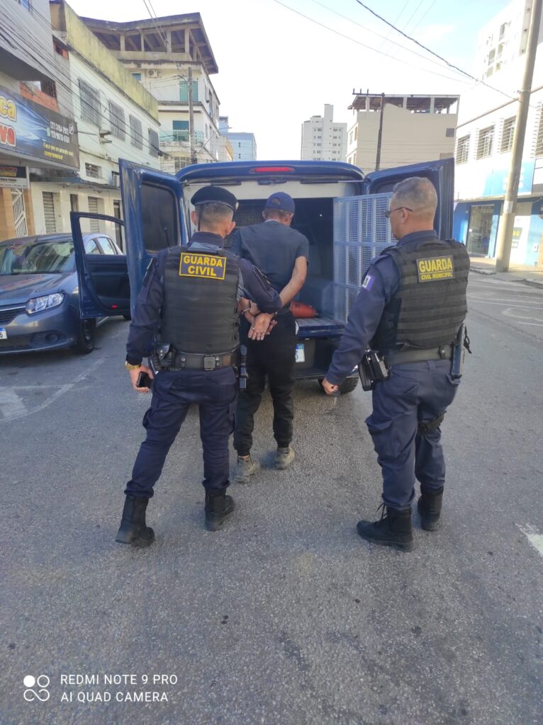 Leia mais sobre o artigo GCM de Linhares prende homem com mandado de prisão em aberto