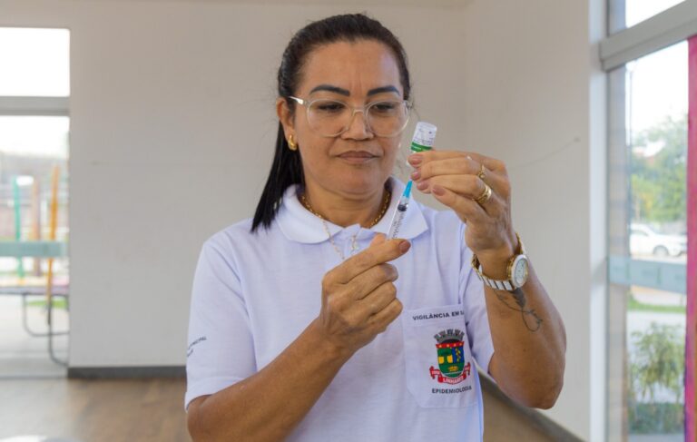 Dengue: Linhares vacina profissionais de saúde, crianças e adolescentes entre 10 a 14 anos