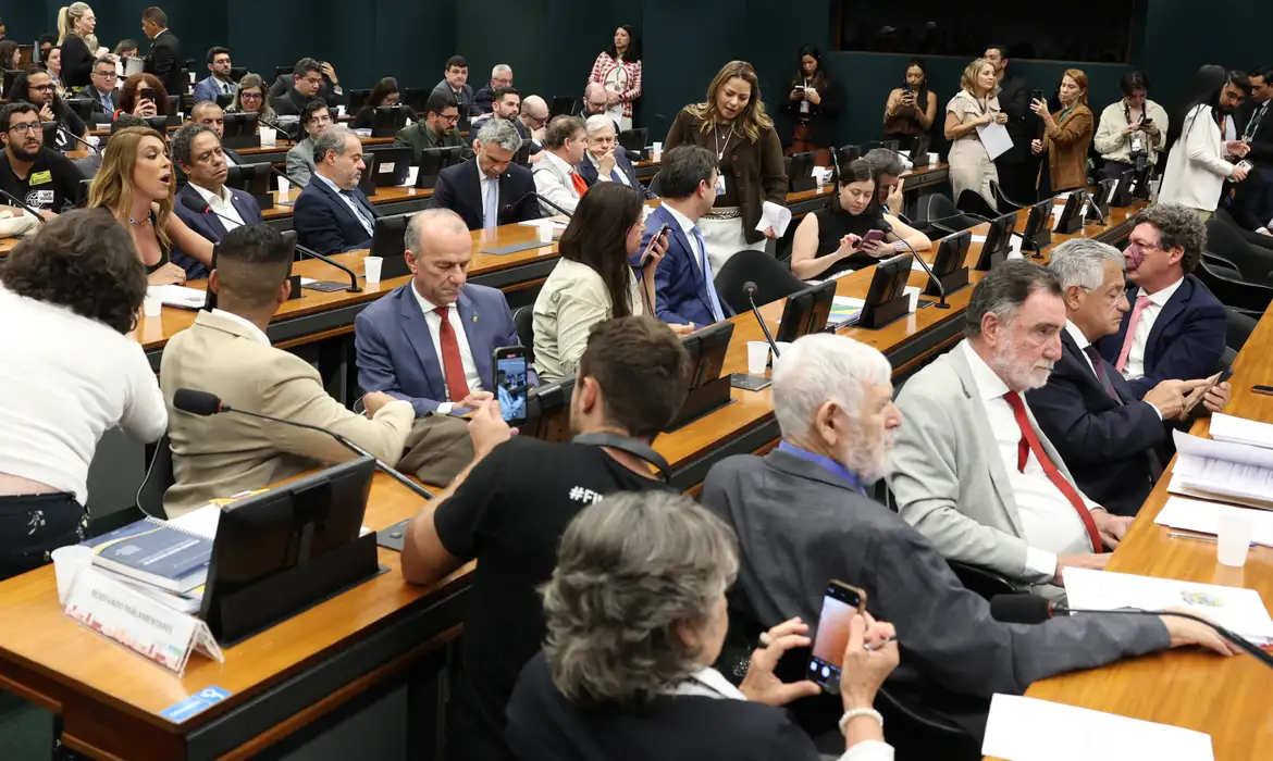 Leia mais sobre o artigo Deputados adiam votação da PEC do fim da 6×1 e o projeto volta a parar na Câmara
