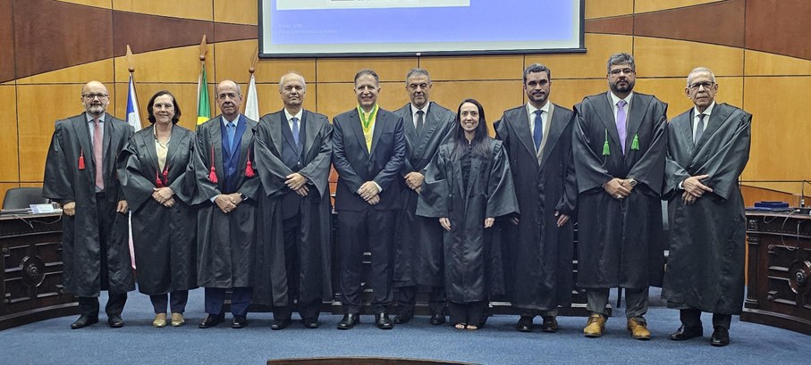 Leia mais sobre o artigo Jurista Adriano Sant’Ana Pedra recebe a Comenda do Mérito Eleitoral por sua atuação no TRE-ES