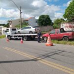 Operação remove veículos abandonados de vias públicas em Linhares