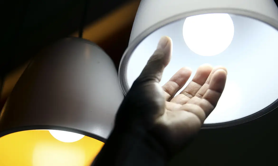 Leia mais sobre o artigo Aneel aprova R$ 5,5 bi para reduzir conta de luz em 22 distribuidoras