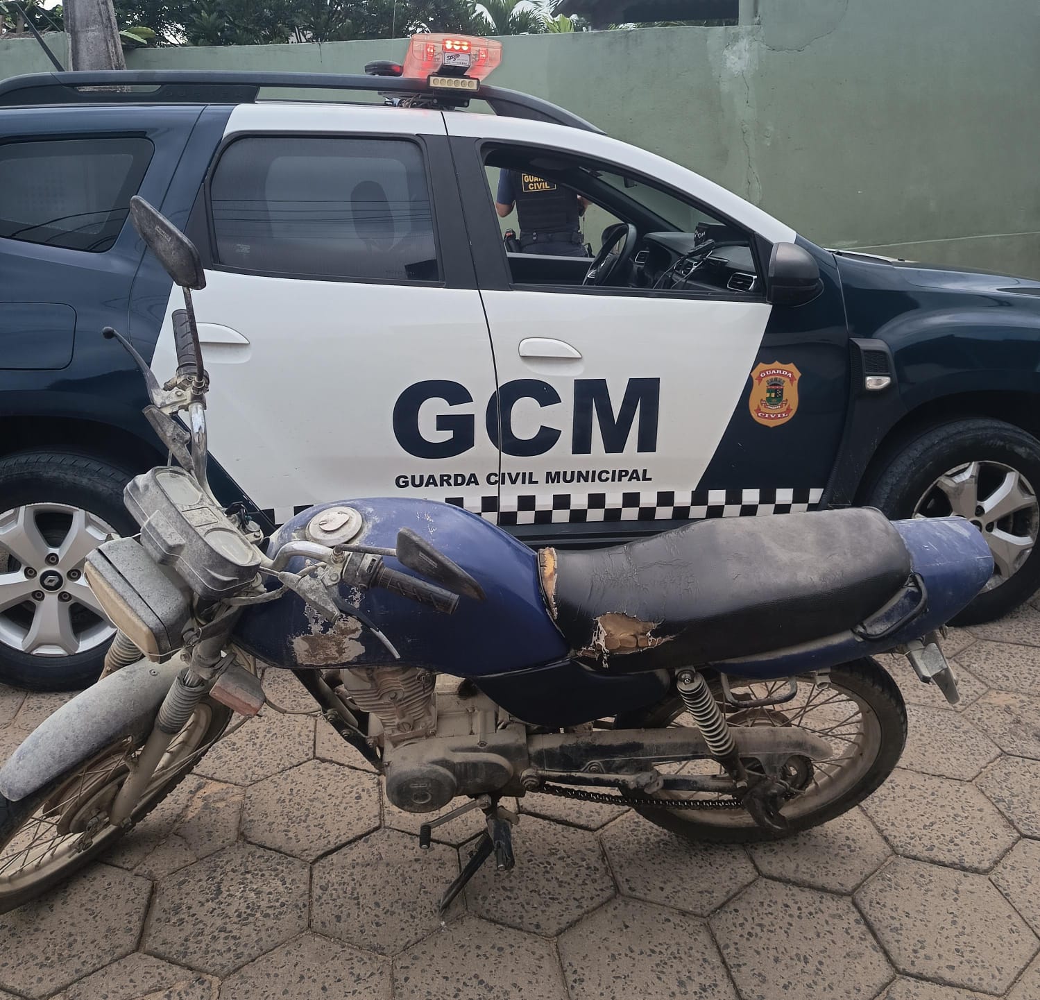 Leia mais sobre o artigo GCM recupera moto com restrição de furto durante fiscalização no interior de Linhares