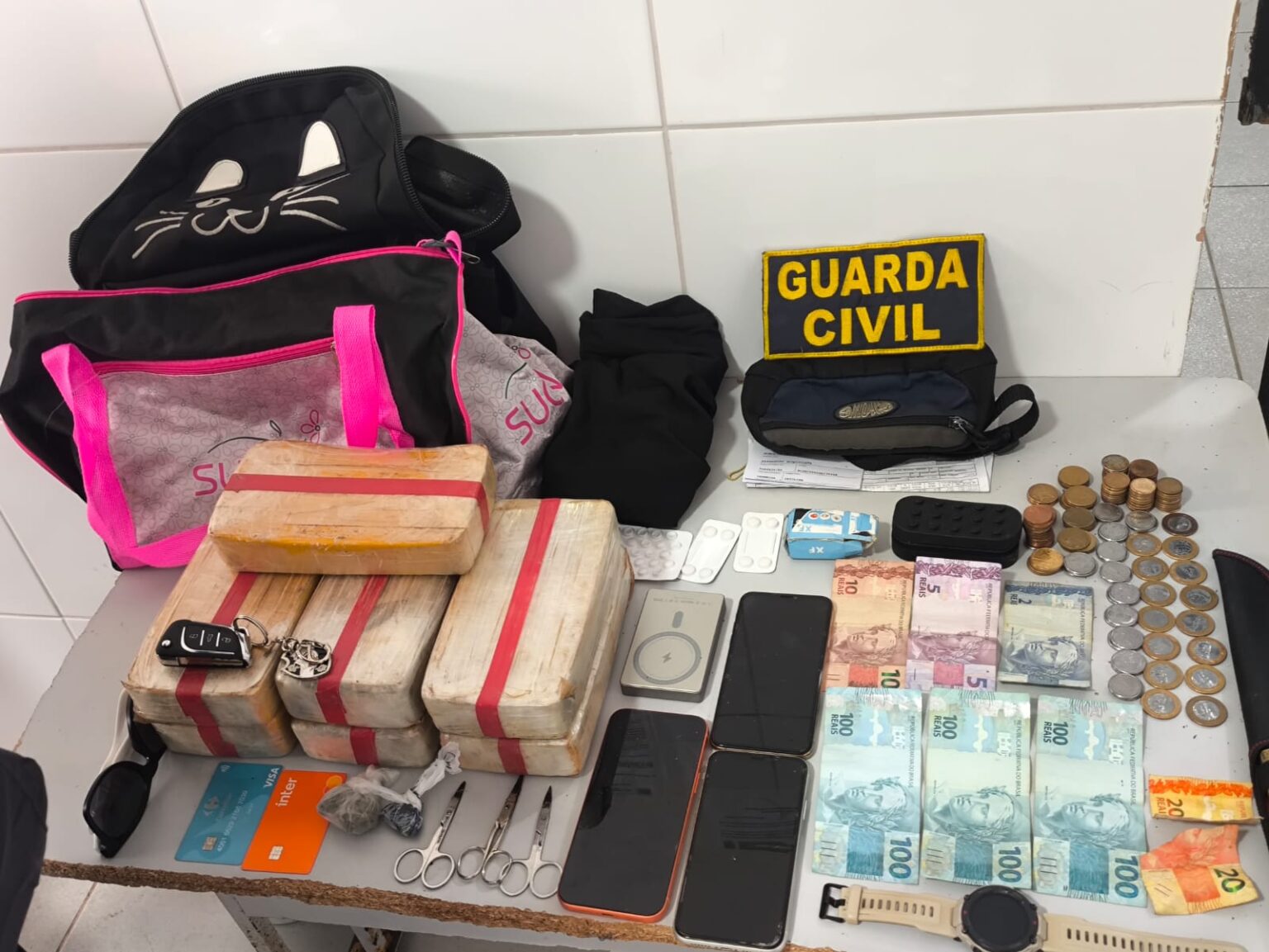 Leia mais sobre o artigo GCM intercepta carro vindo de Vitória e apreende mais de 7 quilos de crack em Linhares