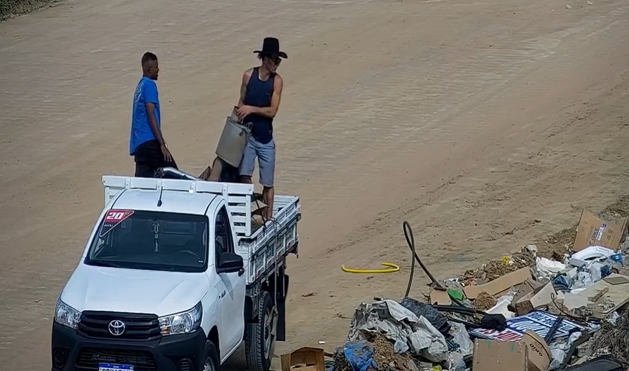 Leia mais sobre o artigo Câmeras da Guarda Civil de Linhares flagram descarte irregular de lixo e infratores são multados