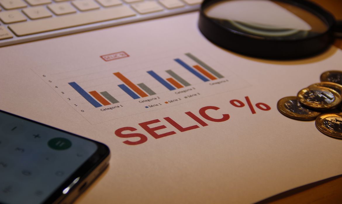 Leia mais sobre o artigo Mercado reduz projeção da Selic para 13,50%