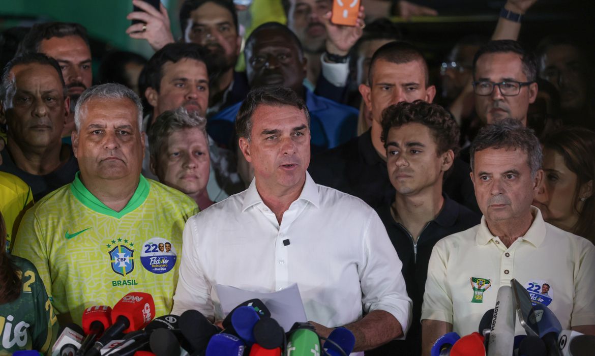Leia mais sobre o artigo Flávio não reconhece vitória de Lula e tentará anulação do pleito