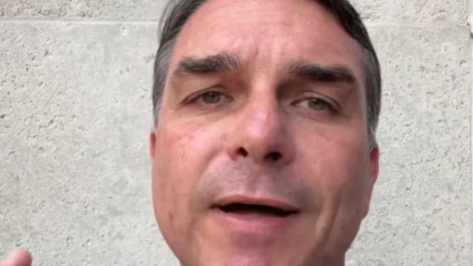 Leia mais sobre o artigo PF apura se Flávio fugiu do Brasil; na casa do senador, ninguém atende interfone